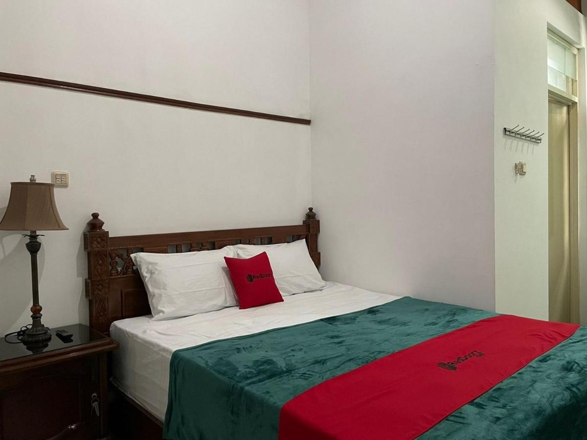 Reddoorz Syariah @ Karang Pilang Hotel Karangpilang Exterior photo